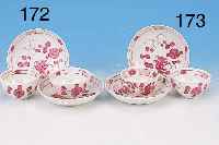 ZWEI TASSEN MIT UNTERTASSEN, RAUENSTEIN, UM 1820, PORZELLAN, PURPURFARBENER FLORALER DEKOR, H. JE CA. 4 CM, LEICHT BERIEBEN