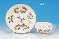 TASSE MIT UNTERTASSE, MEISSEN, UM 1740, PORZELLAN, REICHES ROCAILLENRELIEF, IN DEN KARTUSCHEN FEINE BUNTE MALEREI VON VIER VER- SCHIEDENEN ...