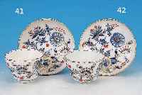 TASSE MIT UNTERTASSE, MEISSEN, UM 1860, 1. WAHL, PORZELLAN, BLAUES ZWIEBELMUSTER, ROT UND GOLDEN GEHöHT, H. CA. 6 CM