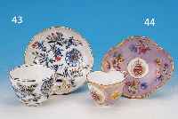 TASSE MIT UNTERTASSE, MEISSEN, UM 1860, 1. WAHL, PORZELLAN, BLAUES ZWIEBELMUSTER, ROT UND GOLDEN GEHöHT, H. CA. 6 CM