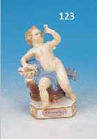 PORZELLANFIGUR, MEISSEN, UM 1860-80, GEFLüGELTER PUTTO MACHT SEIFENBLASEN, BUNT BEMALT, EINE HAND, EIN FLüGEL UND EIN FUß ...