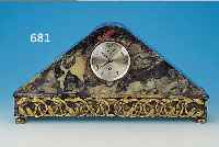 TISCHUHR, UM 1935/40, FRANKREICH, GRüN GEäDERTER MARMOR MIT MESSINGAPPLIKATIO- NENBAND, GLASDECKEL, METALLZIFFERBLATT, SKEL. ...