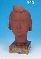 BREKER, ARNO, 1900-1991, MäDCHENKOPF, KERAMIK, DARST. SEINER TOCHTER HANNELORE, ROTER TON, HOLZSOCKEL, GESAMTH. CA. 30 CM
