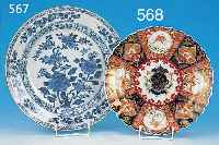 ZIERTELLER, JAPAN, IMARI, UM 1890, PORZEL- LAN, BUNTE BEMALUNG, REICHER DEKOR, GOLDSTAF- FIERT, D. 25 CM, L. BER.