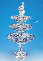 GROßE ETAGERE, MEISSEN, UM 1880/90, PORZEL- LAN, H. 54 CM, ZWIEBELMUSTER, ROT UND GOLDEN STAFFIERT, MIN. AN DEN BLUMEN DER BEKRöNUNG BEST., H. ...