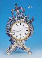 PENDULE, MEISSEN, UM 1890, PORZELLAN, H. 34 CM, REICH VERZIERT, MIT VOGEL UND BLUMENAPPLIKATIONEN, SEITL., MIT ...