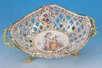 DOPPELHENKELSCHALE, MEISSEN, UM 1760, PORZELLAN, 11 X 31 X 19 CM, MIT APPLIZIERTEN BLUMENAPPLI- KATIONEN, ...