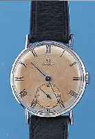 OMEGA HERRENARMBANDUHR, SCHWEIZ UM 1946, EDELST., BODEN GEDR., ORIG.-BLATT FL., GEBL. STAHLZEIGER, 15 ST., HANDAUFZUGKAL. 30T2, KOMP.-UNR., ...