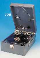 REISEGRAMMOPHON, RUSSLAND, UM 1930, BLAUGRAUES WACHSTUCHGEHäUSE, VERCHROMTE MONTUREN, KURBELBETRIEB, DAZU 3 ALBEN MIT INSGES. 25 ...