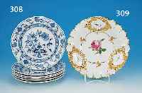 PRUNKTELLER, MEISSEN, UM 1924-33, 1. WAHL, PFEIFFERZEIT, PORZELLAN, REICH RELIEFIERT, MATT- UND GLANZVERGOLDET, ROSENMALEREI, D. CA. 29 CM