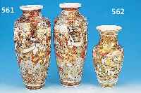 VASENPAAR, SATSUMA, UM 1920, STEINGUT, FEINEBUNTE BEMALUNG, REICHE PERSONENSTAFFAGE UND FLORALER DEKOR, GOLDGEHöHT, H. JE CA. 41 CM