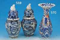ZWEI DECKELVASEN, JAPAN, UM 1830, STEINGUT, BLAUE FLORALE BEMALUNG, BEKRöNUNG IN FORM JE EINES FO-HUNDES, H. CA. 34 CM, L. ALTERSSP.