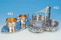 SAHNEGIEßER UND ZUCKERDOSE AUF TABLETT, WMF, UM 1900, METALL VERSILBERT UND INNEN VERGOLDET, RELIEFIERTER ÄHRENDEKOR, H. CA. 7.5CM