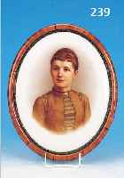 PORZELLANPLATTE, KMP BERLIN, UM 1880/90, FEINE BUNTE BEMALUNG, PORTRAIT EINER JUNGEN FRAU, AUßERHALB DER MANUFAKTUR BEMALT, DARST. IN ...