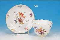 GROßE TASSE MIT UNTERTASSE, MEISSEN, UM 1870/ 80, PORZELLAN, TASSENHöHE 7 CM, BLUMENBOU- QUETBEMALUNG MIT INSEKTEN UND STREUBLüMCHEN, ...