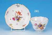 GROßE TASSE MIT UNTERTASSE, MEISSEN, UM 1870/80, PORZELLAN, TASSENHöHE 7 CM, BLUMENBOUQUETBEMALUNG MIT INSEKTEN ...