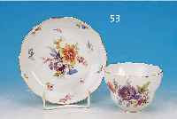 GROßE TASSE MIT UNTERTASSE, MEISSEN, UM 1870/ 80, PORZELLAN, TASSENHöHE 7 CM, BLUMENBOU- QUETBEMALUNG MIT INSEKTEN UND STREUBLüMCHEN, ...