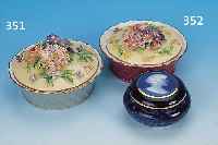 DECKELDOSE, LIMOGES, FRANKR., UM 1920/30, PORZELLAN, KOBALTBLAU, PATE-SUR-PATE, DARST. EINES FRAUENPROFILS, GOLDRAND, L. BER., D. CA. 9 CM