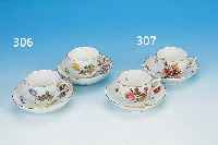 PAAR MOKKATASSEN MIT UNTERTASSEN, MEISSEN, 2. H. 20. JH., PORZELLAN, FEINE BUNTE BEMALUNG VON BLUMENBOUQUETS U. STREUBLüMCHEN, TEIL- RELIEF. ...