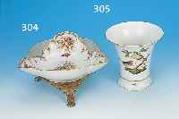 ZIERSCHALE, DRESDEN, UM 1890/1900, PORZELLAN, DREIECKIGE FORM, MITTIG IN KAR- TUSCHE SCHäFERSZENE, DREI BLUMENBOUQUETS U. ...
