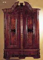 GROßER BAROCKSCHRANK, NORDDEUTSCH, UM 1770/80, MAHAGONIFURNIER MIT NUßBAUM- WURZELFURNIER, GESPRENGTER GIEBEL, DIESER JEDOCH ...