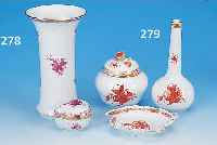DREI TEILE PORZELLAN, HEREND/UNGARN, 20. JH., ORANGEROTE FLORALE BEMALUNG GOLDGEHöHT, BESTEHEND AUS VASE, DECKELDOSE UND ...