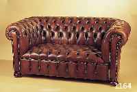KL. SOFA, ENGLAND, STILMöBEL, LEDER GENOPPT,L. ALTERS- UND GEBRAUCHSSPUREN, MAßE AUF AN- FRAGE