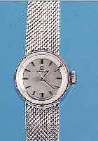 OMEGA DAMENGOLDBANDUHR, SCHWEIZ UM 1964. WG 750/000 RODH. INCL. FLECHTBAND, BODEN GEDR., ORIG.-ETUI, VERS. BLATT, FORMANKERW. ROTVERG., ...