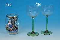 SECHSTEILIGES GLäSERSET, UM 1900, FARBL. GLAS, GRüNE STIELE, GRAVIERTER AB- STRAKTER DEKOR, H. CA. 17,5 CM