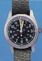 MILITäRARMBANDUHR, FüR DIE US-ARMY 1983, METALL MATT., KONTRASTZIFFERBL., DIR. ZENTRAL-SEK., 7 ST., HANDAUFZUG, MILITäRTEXTILBAND, KAL. ...