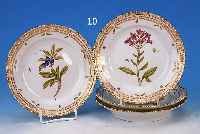 VIER TELLER, ROYAL KOPENHAGEN, FLORA DANICA, 90ER JAHRE, PORZELLAN, REICHE GOLDSTAFFAGE 1 X MIN. AN EINER ECKE BEST., D. 19,5 CM
