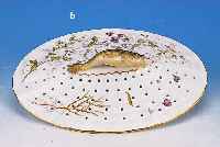 ABTROPFPLATTE FüR PLATTE, ROYAL KOPENHAGEN, FLORA DANICA, 90ER JAHRE, PORZELLAN, SCHöNE BEMALUNG, REICHE GOLDSTAFFAGE, L. 36 CM