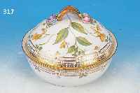 DECKELSCHüSSEL, ROYAL KOPENHAGEN, FLORA DANICA, 90ER JAHRE, PORZELLAN, SCHöNE BE- MALUNG, REICHE GOLDSTAFFAGE, D. 24 CM, 180 CL