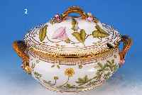 DECKELTERRINE, ROYAL KOPENHAGEN, FLORA DANICA,90ER JAHRE, PORZELLAN, SCHöNE BEMALUNG, REICHE GOLDSTAFFAGE, 350 CL, L. 37 CM