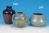 ZWEI VASEN, FRANKREICH, PIERRE FONDS, UM 1910, KERAMIK, 1 X ROTBRAUNGLASIERT MIT BLAUER LAUFGLASUR, H. CA 16 CM; 1 X BEIGE GLASUR MIT HELLBLAUER ...