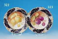 ZIERTELLER, NYMPHENBURG, UM 1900, PORZELLAN,KOBALTBLAUER FOND, FEINE BUNTE BEMALUNG, GROßE OBSTDARST. IN DER TELLERMITTE, PFLAUMEN MIT ...