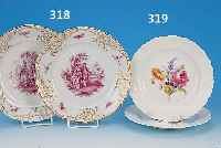 ZWEI TELLER, MEISSEN, UM 1860/70, PORZELLAN,RELIEFIERTE RäNDER, FEINE BUNTE BEMALUNG, JE EIN BLUMENBOUQUET, D. 22,5 CM