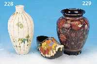 ZWEI TEILE KERAMIK, GOUDA/HOLLAND, UM 1930, 1 X VASE, BUNT BEMALT, LEICHT BEST., H. CA. 13.5 CM; 1 X HOLZSCHUH, BUNT BEMALT, L. CA. 14,5 CM