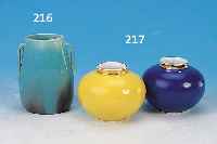 ZWEI VASEN, FüRSTENBERG, 20 JH., PORZELLAN, BLAU BZW. GELB GLASIERT, GOLDRäNDER BERIEBEN, H. JE CA. 6 CM