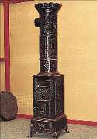 GUßEISERNER OFEN, FRANKREICH, UM 1890, REICHRELIEFIERT MIT KLASSIZISTISCHEN GIRLANDEN UND KASSETTEN, MEHRTEILIG, KRANZ GERISSEN, M. CA. 83 X ...