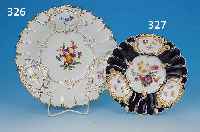 KLEINE PRUNKSCHALE, MEISSEN, UM 1890, PORZELLAN, KOBALTBLAUER FOND, 4 KARTUSCHEN, IN DER MITTE GROßE KARTUSCHE MIT BLUMEN- BOUQUET, 3 ...