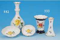 ZWEI KLEINE VASEN, MEISSEN, UM 1890 BZW. 1960, PORZELLAN, 1X PARTIELL KOBALTBLAUER FOND, BUNTE BEMALUNG, BLUMENBOUQUET UND STREUBLüM- CHEN, ...