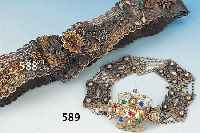 KROPFBAND, NORDDT., WOHL ALTLAND UM 1870, SILBER, FILIGRAN GEARBEITET, MIT BUNTEN SCHMUCKSTEINCHEN AUF DER KASTENSCHLIEßE VER- ZIERT, L. ...