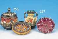 DREI KERAMIKTEILE, GOUDA, HOLLAND, 30ER JAHRE, BUNT BEMALT, DECKELDOSE (KNOPF ABGEBROCHEN)H. CA. 10 CM; SCHALE, D. CA. 10 CM; VASE, H. CA. 11 CM