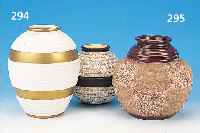 VASE, SIGN. L. DAGE, UM 1930, WOHL UNIKAT, KERAMIK MIT AUFGESCHMOLZENEM SAND UND KLEINEN STEINCHEN IN WEIßER GLASUR, H. CA. 18,5 CM