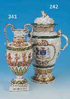 DECKELVASE, SAMSON PARIS, UM 1870/80, PORZELLAN, BUNTE BEMALUNG, EINE KARTUSCHE MIT WAPPENMALEREI, EINE KARTUSCHE MIT BLUMEN- BOUQUET, ...