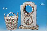 TEEKANNE, CHINA, UM 1900, PORZELLAN, BUNTE BEMALUNG VON BLUMEN U. SCHMETTERLINGEN, GOLD- STAFFAGE, DECKEL FEHLT, FüR DEN JAPANISCHEN MARKT ...