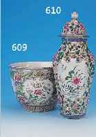 BLUMENüBERTOPF, CHINA, UM 1870/80, NACH VORBILD VON 1770, REICH, BUNT FLORAL BEMALT, 4 KARTUSCHEN, 3X MIT BLUMENBOUQUET UND 1X MIT ENTEN, ...