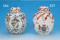 DECKELVASE, CHINA, UM 1900, PORZELLAN, FA- MILE VERTE, BUNTE BEMALUNG NACH VORB. 18. JH.,REICHE BLUMEN- U. PERSONENMALEREI, H. 23 CM