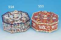 TINTENSET, DRESDEN, UM 1900, PORZELLAN, NACH VORBILD KUTANI, FLORALE BEMALUNG, ACHT- ECKIGE FORM, REICHE GOLDSTAFFAGE, D. 18 CM